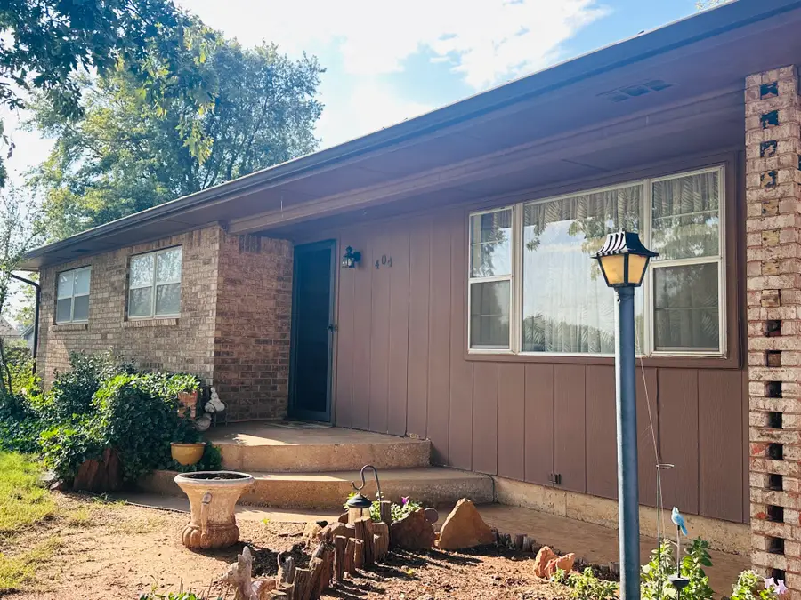 404 Chisholm Cir, Waukomis, OK 73773 - Image #2