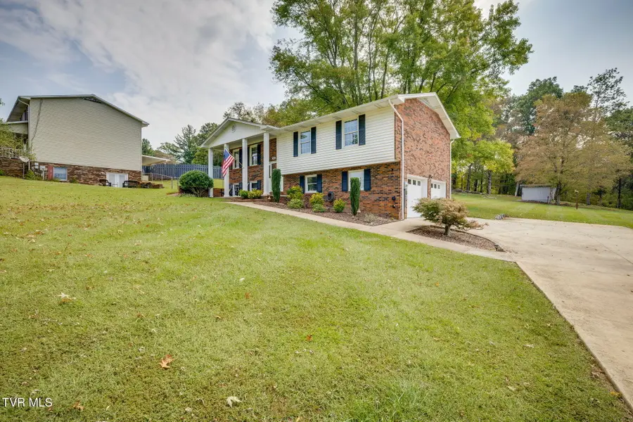 720 South Sherbrooke Circle, Mount Carmel, TN 37645 - #3