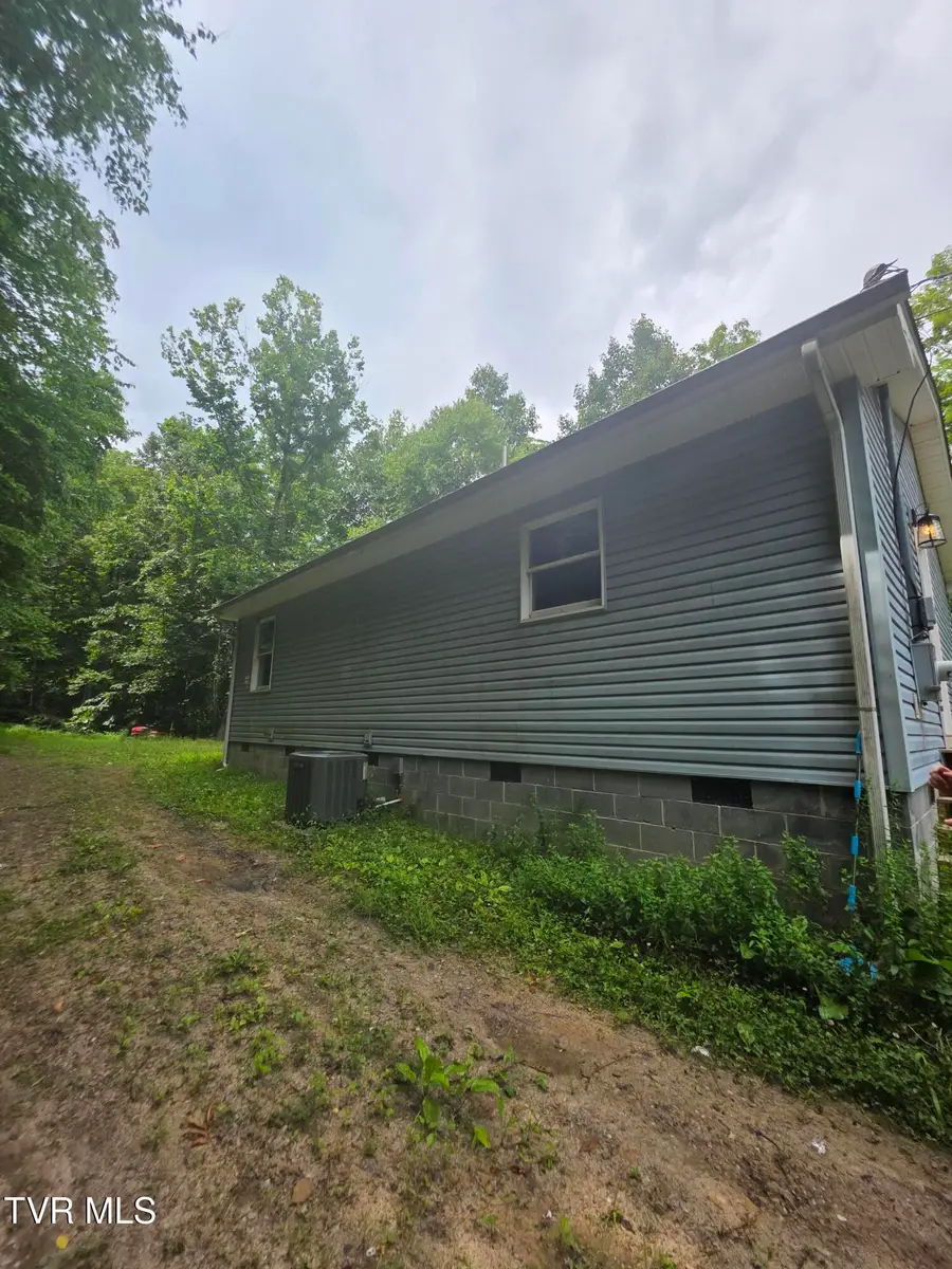 948 Victoria Dr, Clinchco, VA 24226 - Image #3