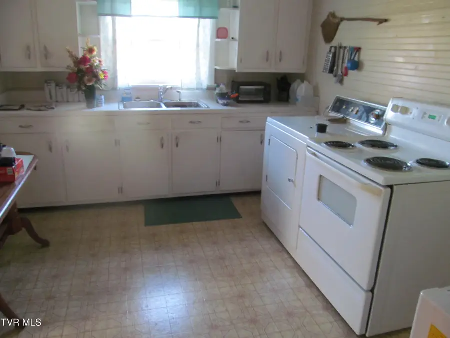 90 Lake Meadow Drive, Gray, TN 37615 - Image #2