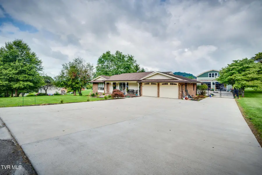 721 South Sherbrooke Circle, Mount Carmel, TN 37645 - #3
