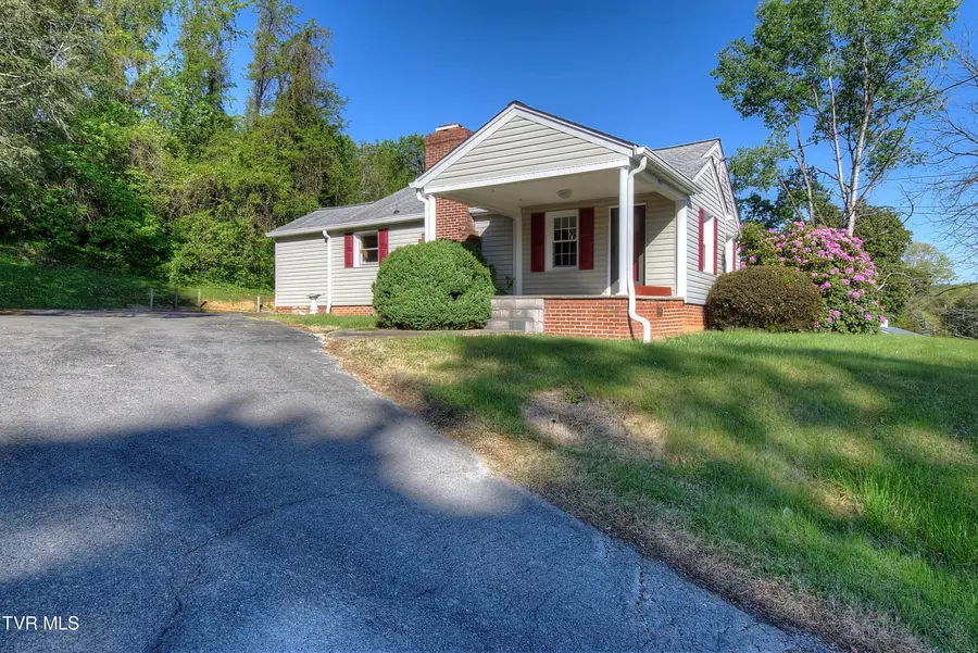 433 Division Street, Elizabethton, TN 37643 - #2