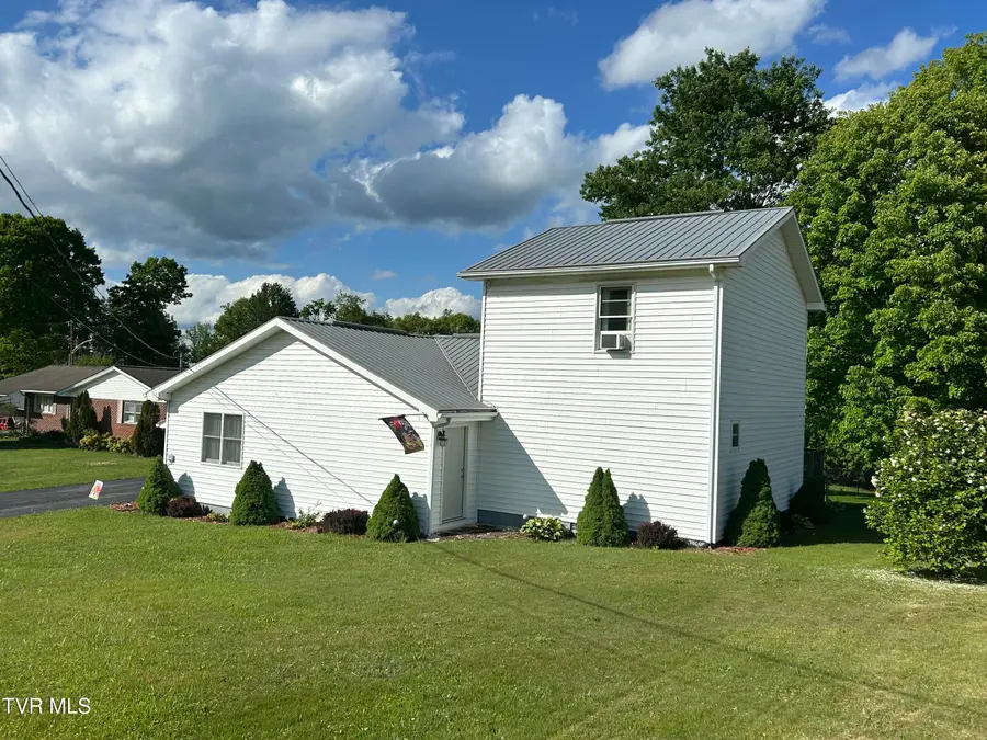 131 Southwest Beverly Avenue, Wise, VA 24293 - #2