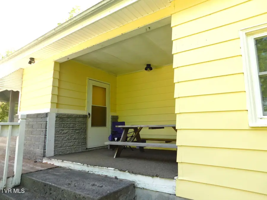 304 Southeast Highland Street, Wise, VA 24293 - #2