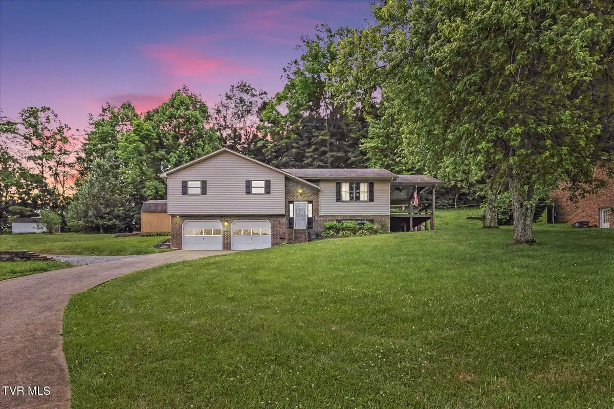 912 South Sherbrooke Circle, Mount Carmel, TN 37645 - #1