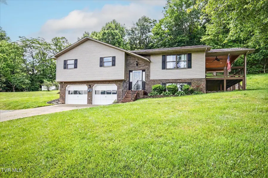 912 South Sherbrooke Circle, Mount Carmel, TN 37645 - #3