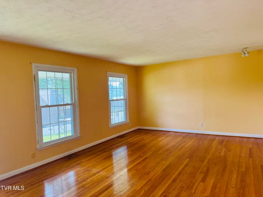 3524 Lakeshore Drive, Kingsport, TN 37663 - #3