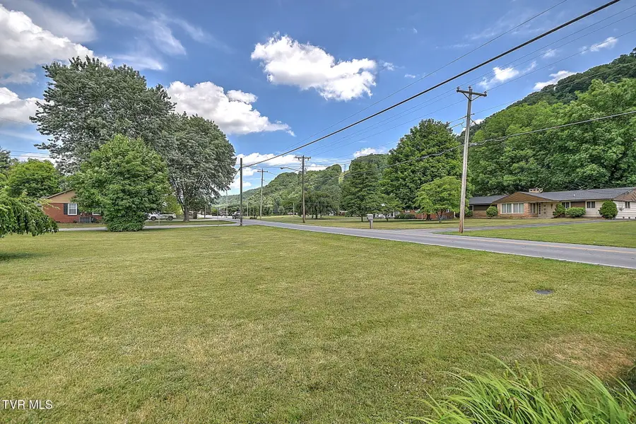1121 Broad Street, Elizabethton, TN 37643 - #3