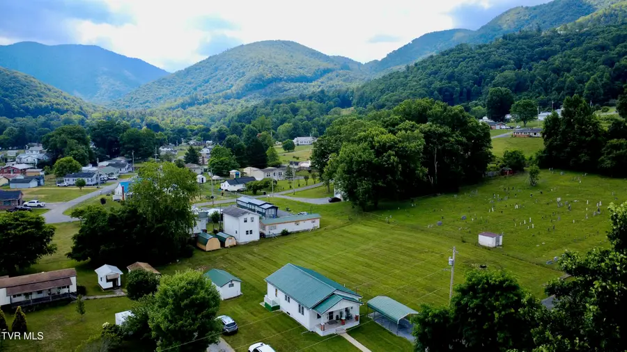 207 Charles Street, Hampton, TN 37658 - #3