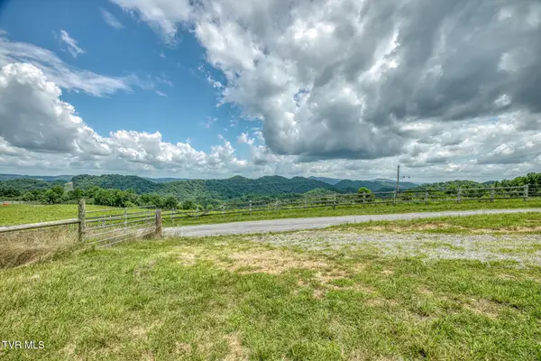 2083 Bundren Mountain Road, Tazewell, TN 37879