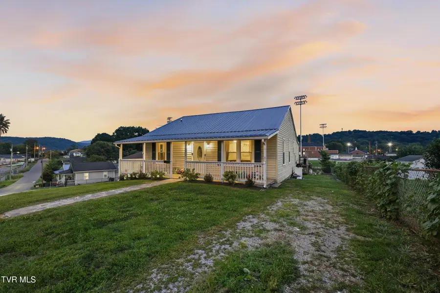322 West Doe Avenue, Elizabethton, TN 37643 - #2