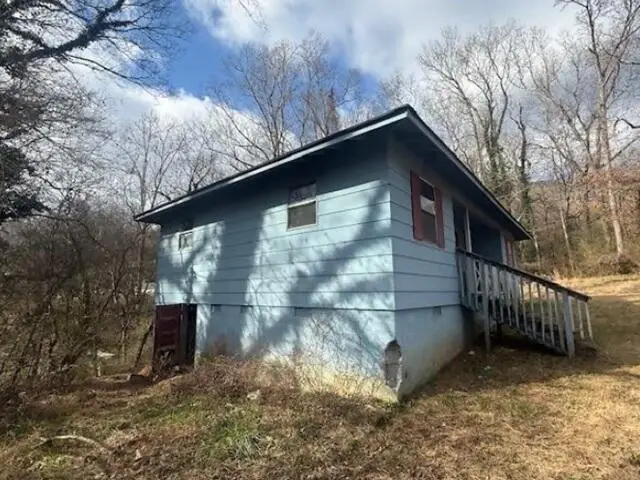 251 W Iowa Avenue, Whitwell, TN 37397 - #3