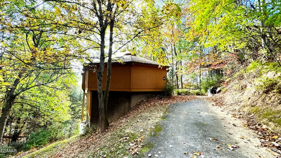 1036 E Foothills Drive, Gatlinburg, TN 37738 - Image #2