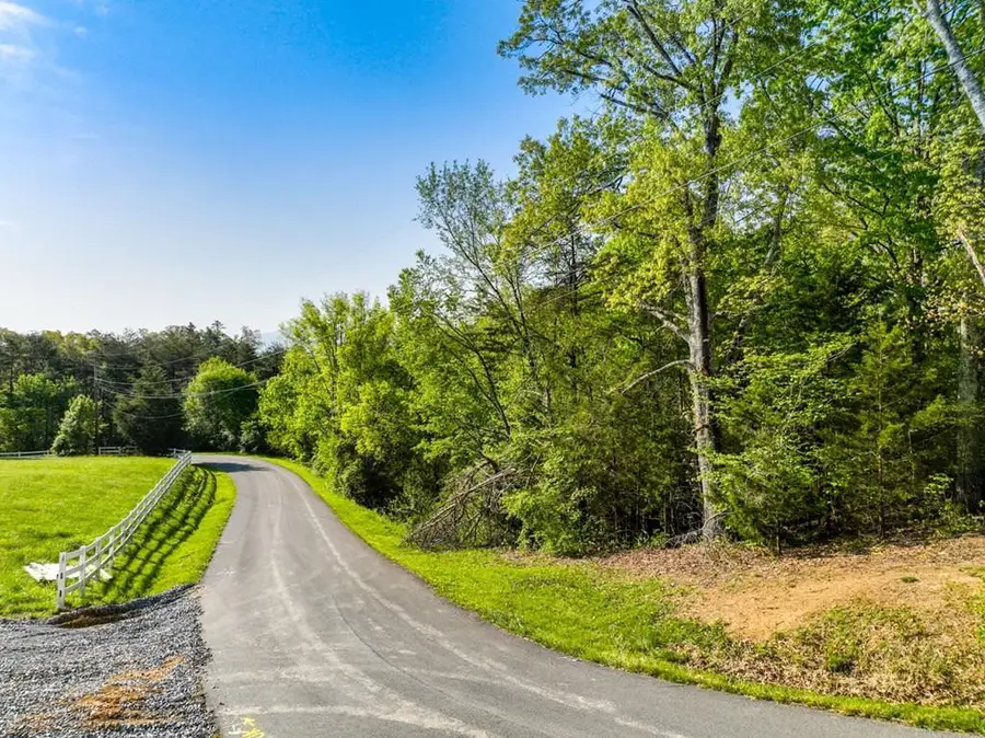 1140 Crestview Drive, Pigeon Forge, TN 37863 - Image #2