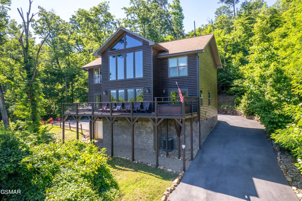 933 E Foothills Drive, Gatlinburg, TN 37738 - Image #1