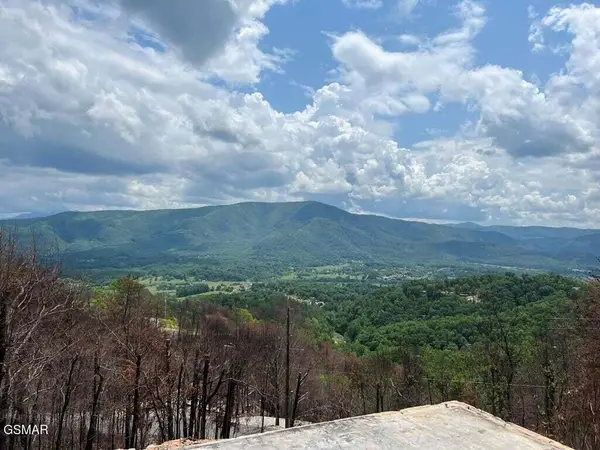 2518 Hatcher Mountain Road, Sevierville, TN 37862