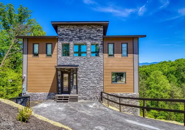 2951 Lightning Strike Dr Drive, Sevierville, TN 37862