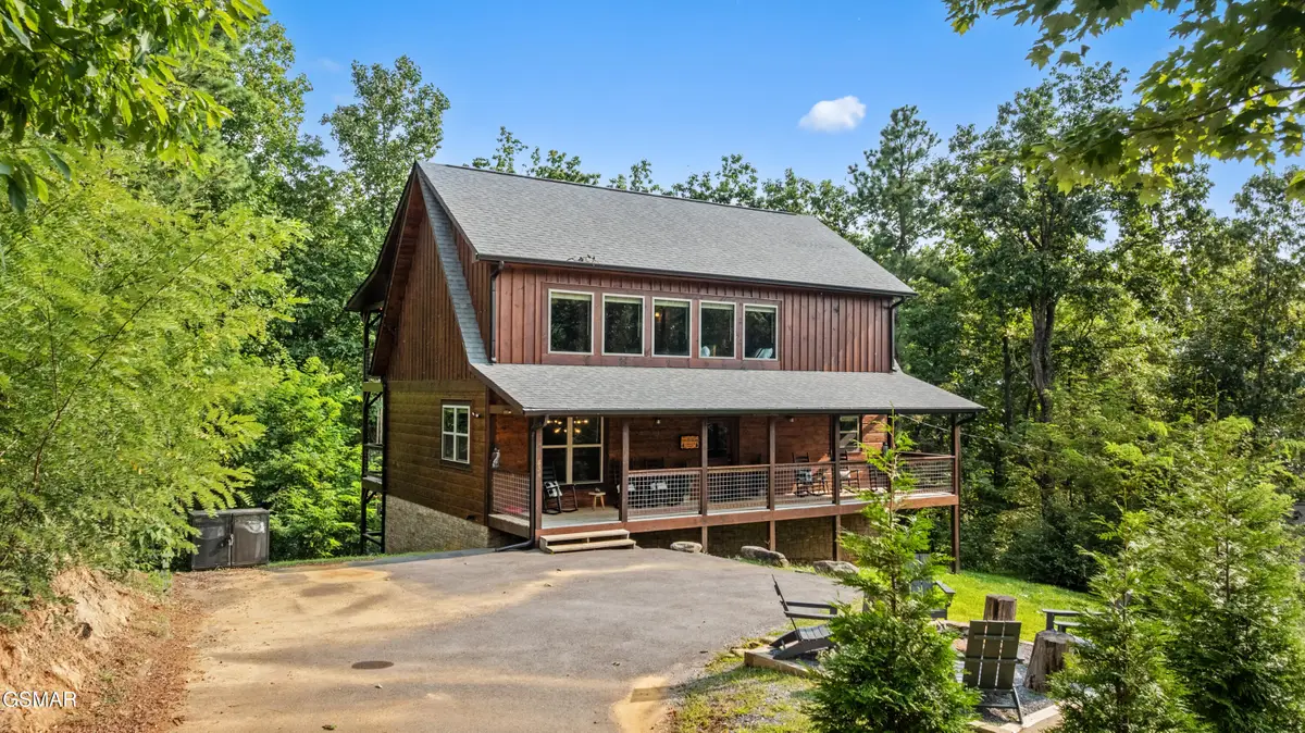 834 Pine Top Lane, Gatlinburg, TN 37738 - Image #1