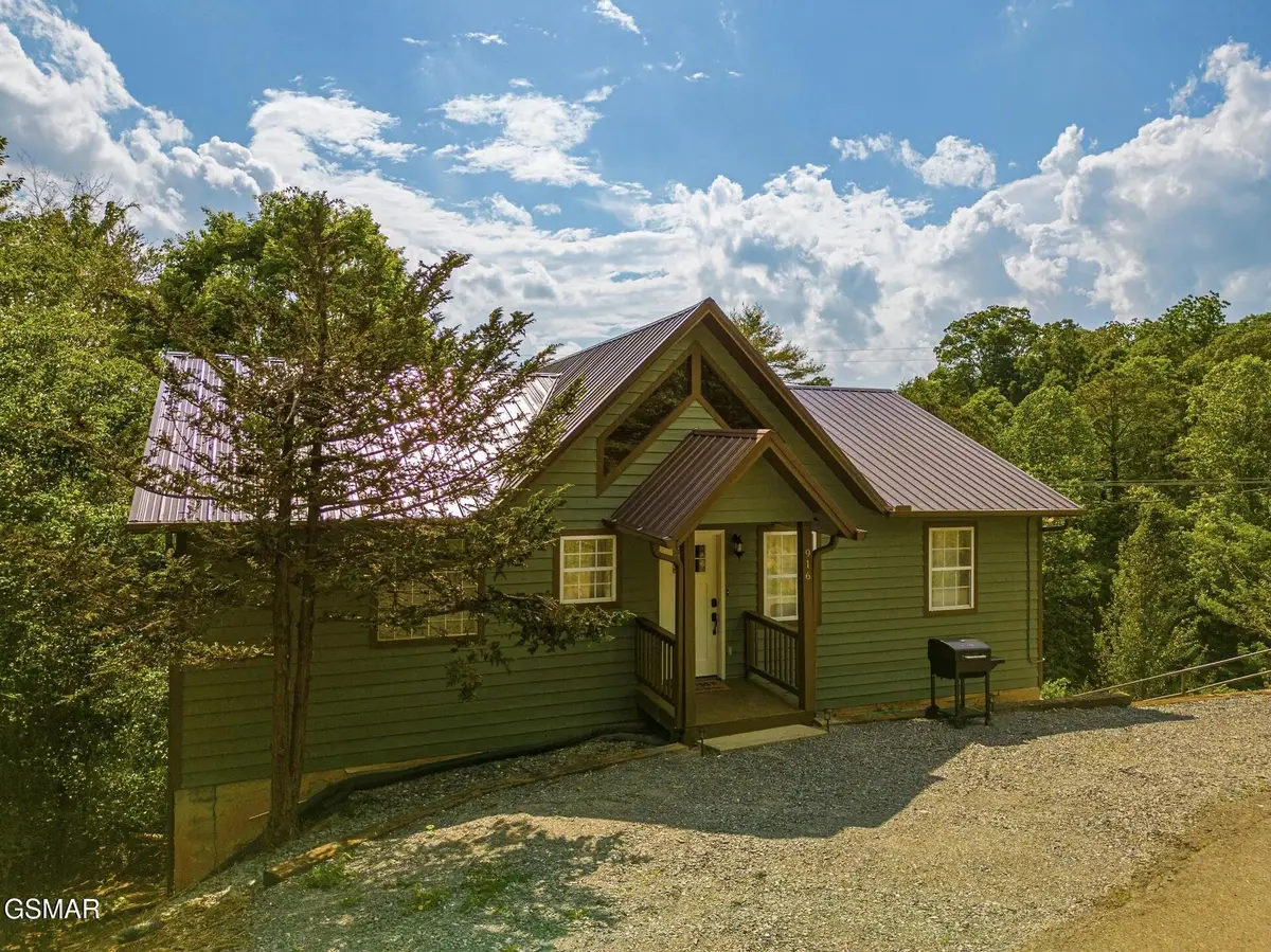 916 Hideaway Hills Circle, Sevierville, TN 37862 - Image #1