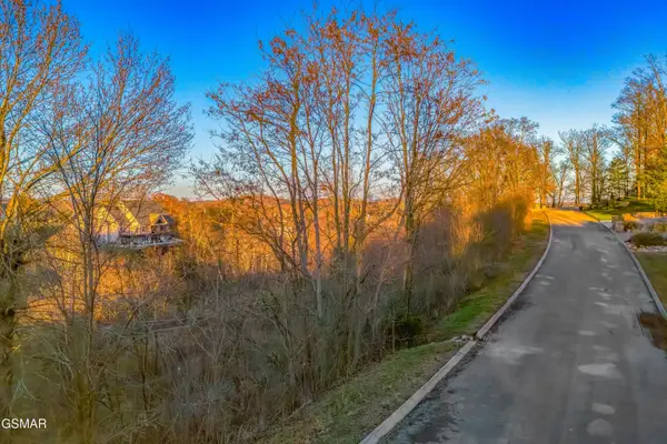 719 Riveredge Lane, Dandridge, TN 37725
