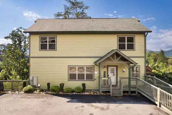 1129 Cove Falls Way, Pigeon Forge, TN 37863