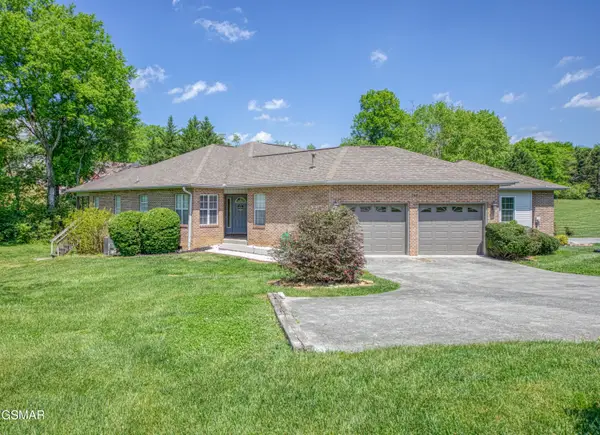 180 Hidden Oaks Lane, Lenoir City, TN 37772