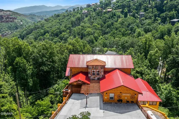 720 Pinecrest Drive, Gatlinburg, TN 37738