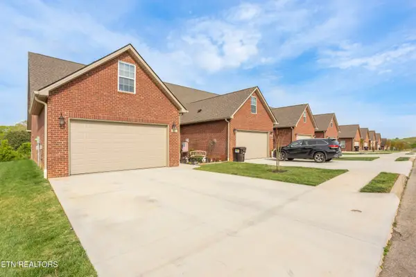 986 Meadow Walk Lane, Lenoir City, TN 37772