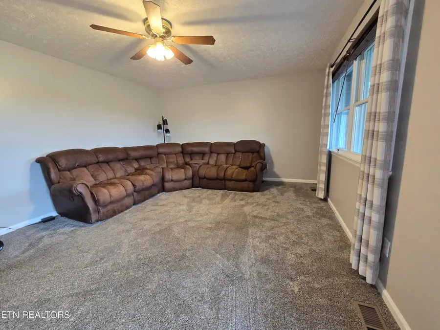 604 Lawrence St, New Tazewell, TN 37825 - #2