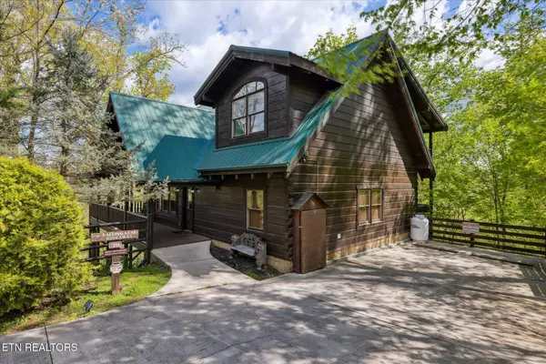 3206 Falling Leaf Way, Pigeon Forge, TN 37863