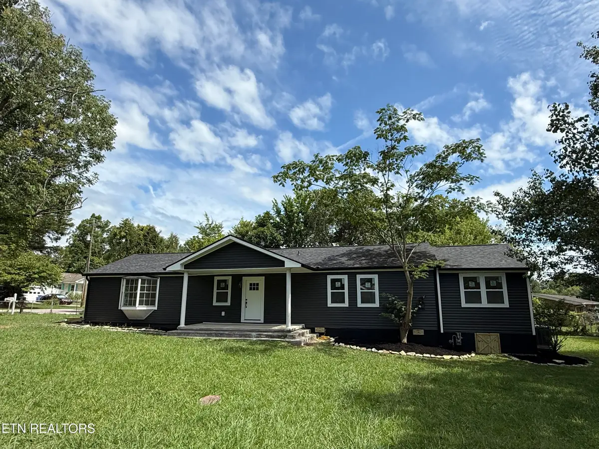 921 Vivian Ave, Rocky Top, TN 37769 - #1