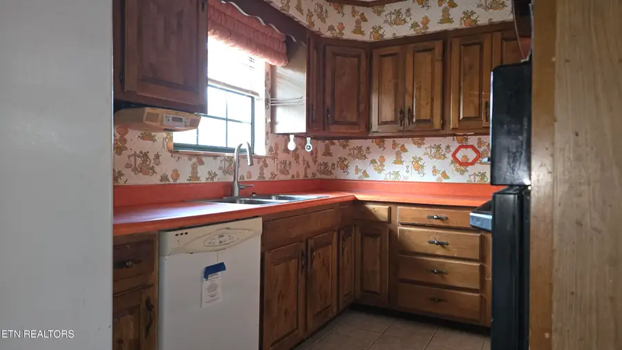 130 Third St, Rockwood, TN 37854 - #3