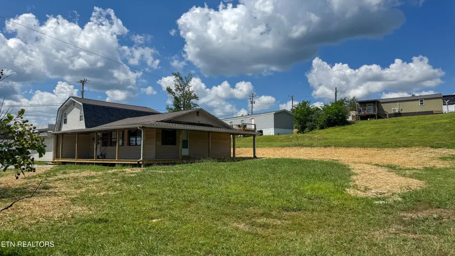 942 W Third Ave, Oneida, TN 37841 - #3