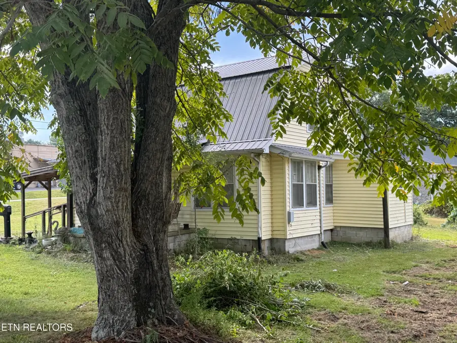 201 Taylor Ave, Jamestown, TN 38556 - #2