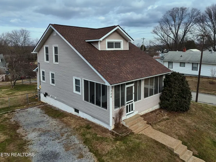 304 W Lincoln Rd, Alcoa, TN 37701 - #2