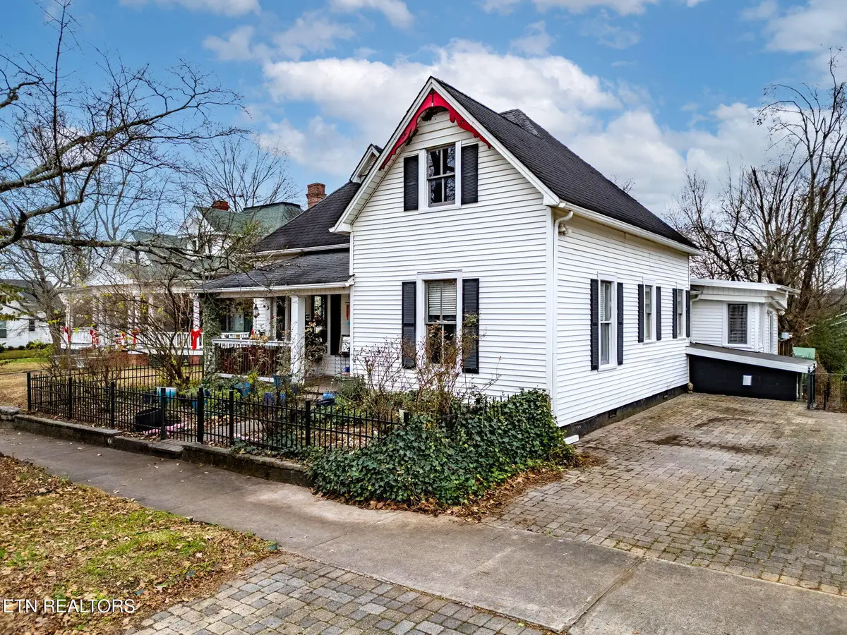 302 Kingston St, Lenoir City, TN 37771 - #1