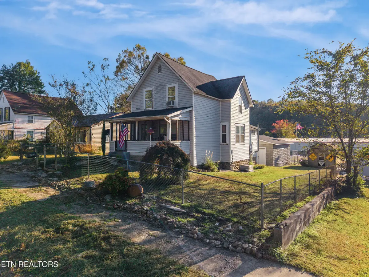 425 Byrd Ave, Harriman, TN 37748 - #1