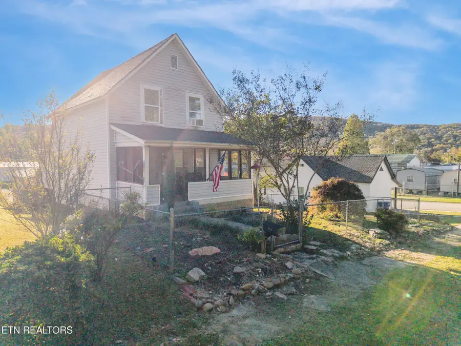 425 Byrd Ave, Harriman, TN 37748 - #3