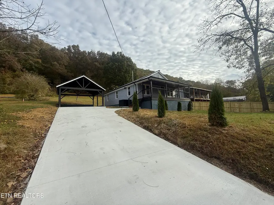 220 Walden Ave, Oliver Springs, TN 37840 - #2