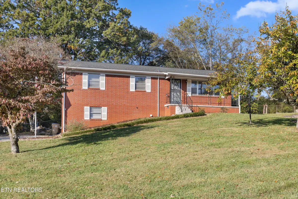 5541 Stoneleigh Rd, Knoxville, TN 37912 - #1