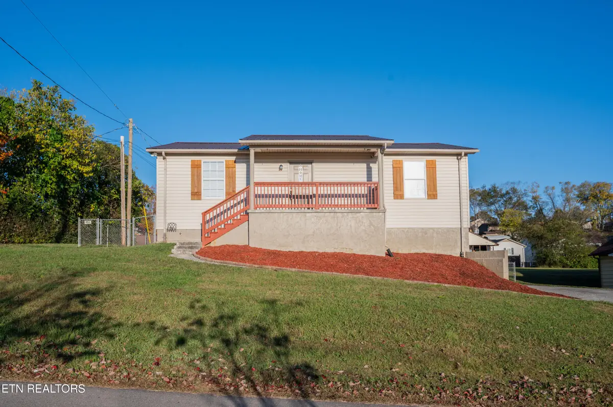 902 Medaris St, Clinton, TN 37716 - #1