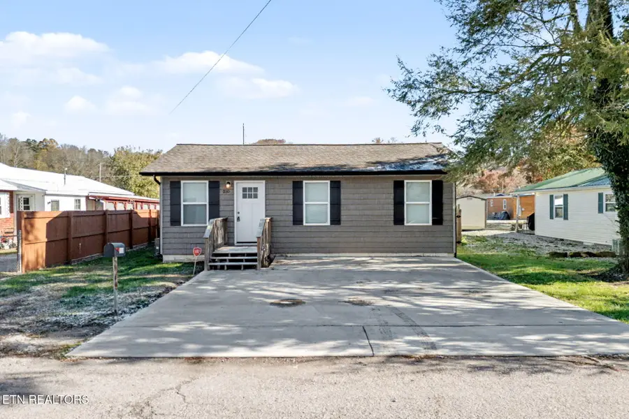 210 Church Ave, Rocky Top, TN 37769 - #2