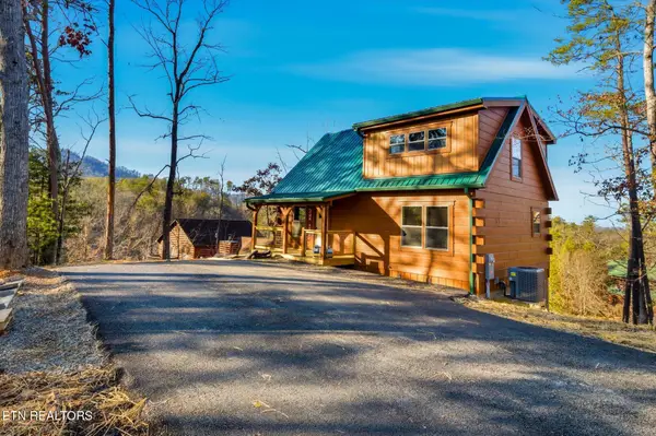 586 Chickasaw Gap Way, Pigeon Forge, TN 37863