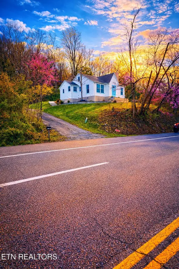 739 W Main St, Sevierville, TN 37862