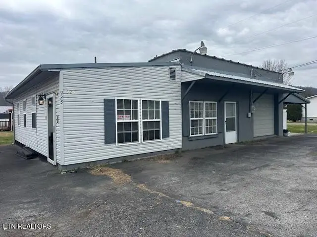 923 Winchester Ave, Middlesboro, KY 40965 - #1