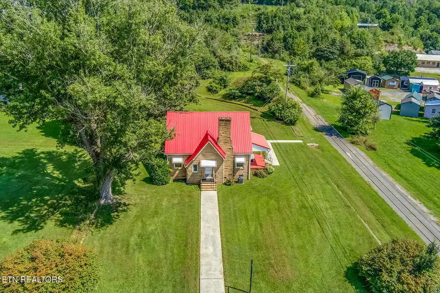 522 Court St, Wartburg, TN 37887 - #2