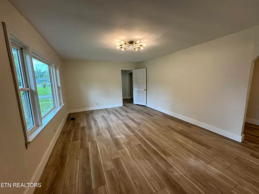 2204 Bradshaw Garden Rd, Knoxville, TN 37912 - #2