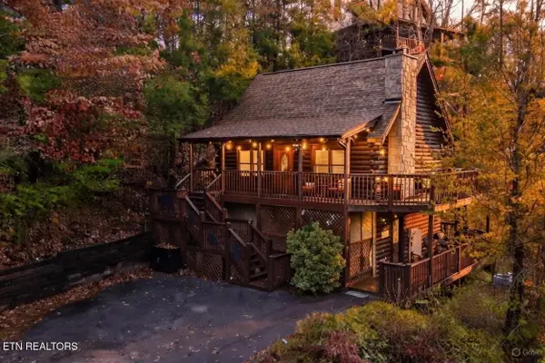 716 Golden Eagle Way, Pigeon Forge, TN 37863