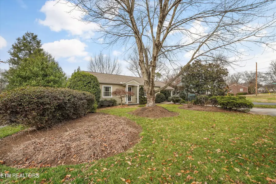 1327 Calderwood Ave, Maryville, TN 37801 - #2