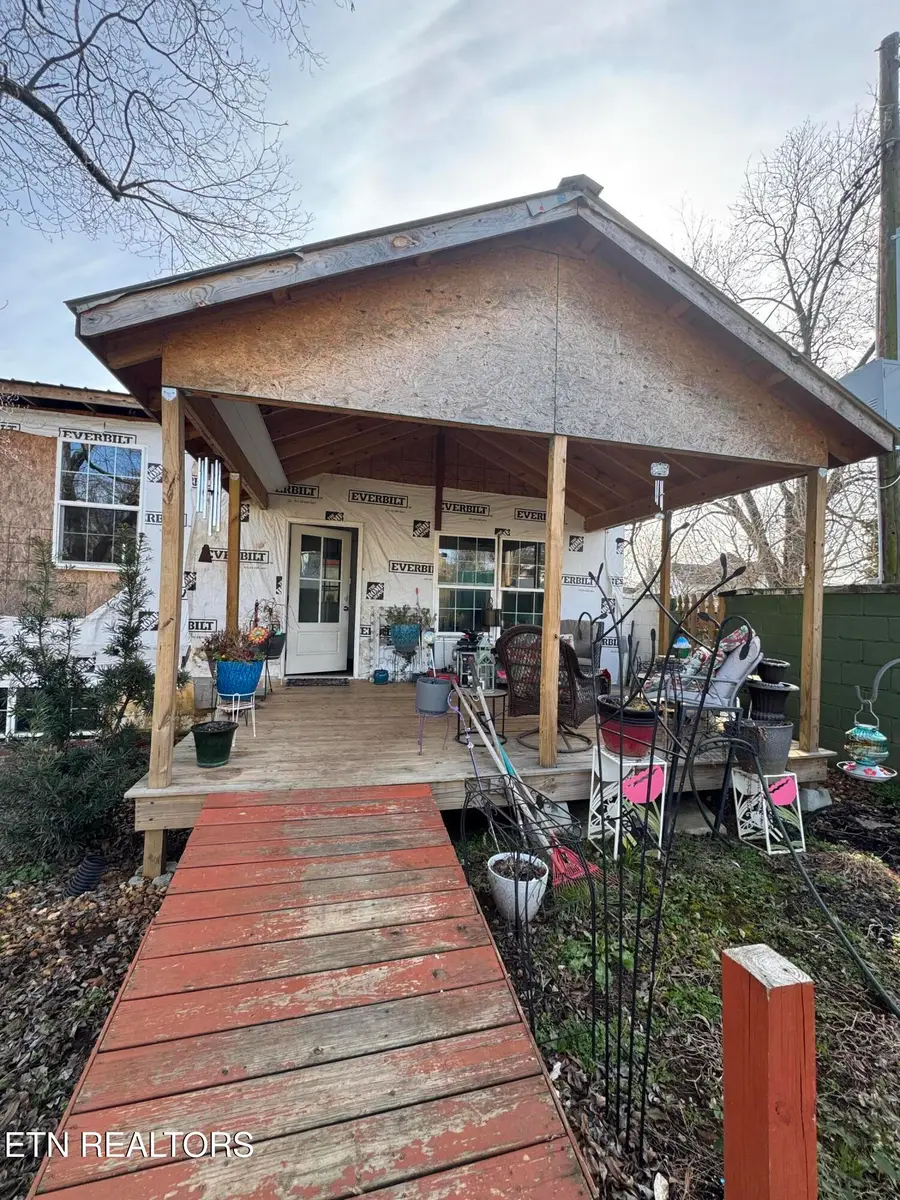 201 W Fourth Ave, Lenoir City, TN 37771 - #2